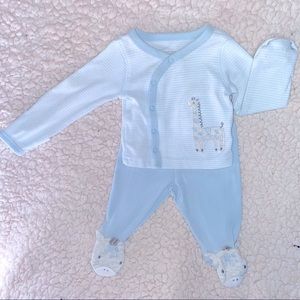 Two piece NB white & blue striped giraffe outfit.
